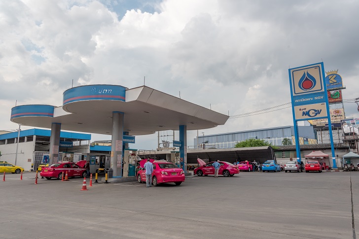 In Thailand LPG pump NGV alternative energy is being used by car drivers. (image: Chalermphon Srisang/Shutterstock)