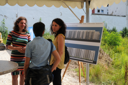 netWORKS 3 project partners Martina Winker (ISOE project 
coordination), Jutta Deffner (ISOE, responsible for socio-empirical research on acceptance) and Sabine Kunkel (ABGnova, involved in implementation) discuss the project.