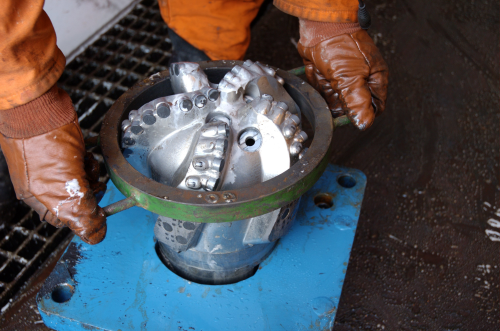 The drill bit needs to be surrounded by drilling mud, which is an essential part of the overall oil production process, and has important applications for filtration.