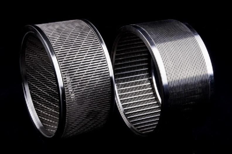 An AM wedge wire filter element (left) and a traditionally manufactured wedge filter (right).