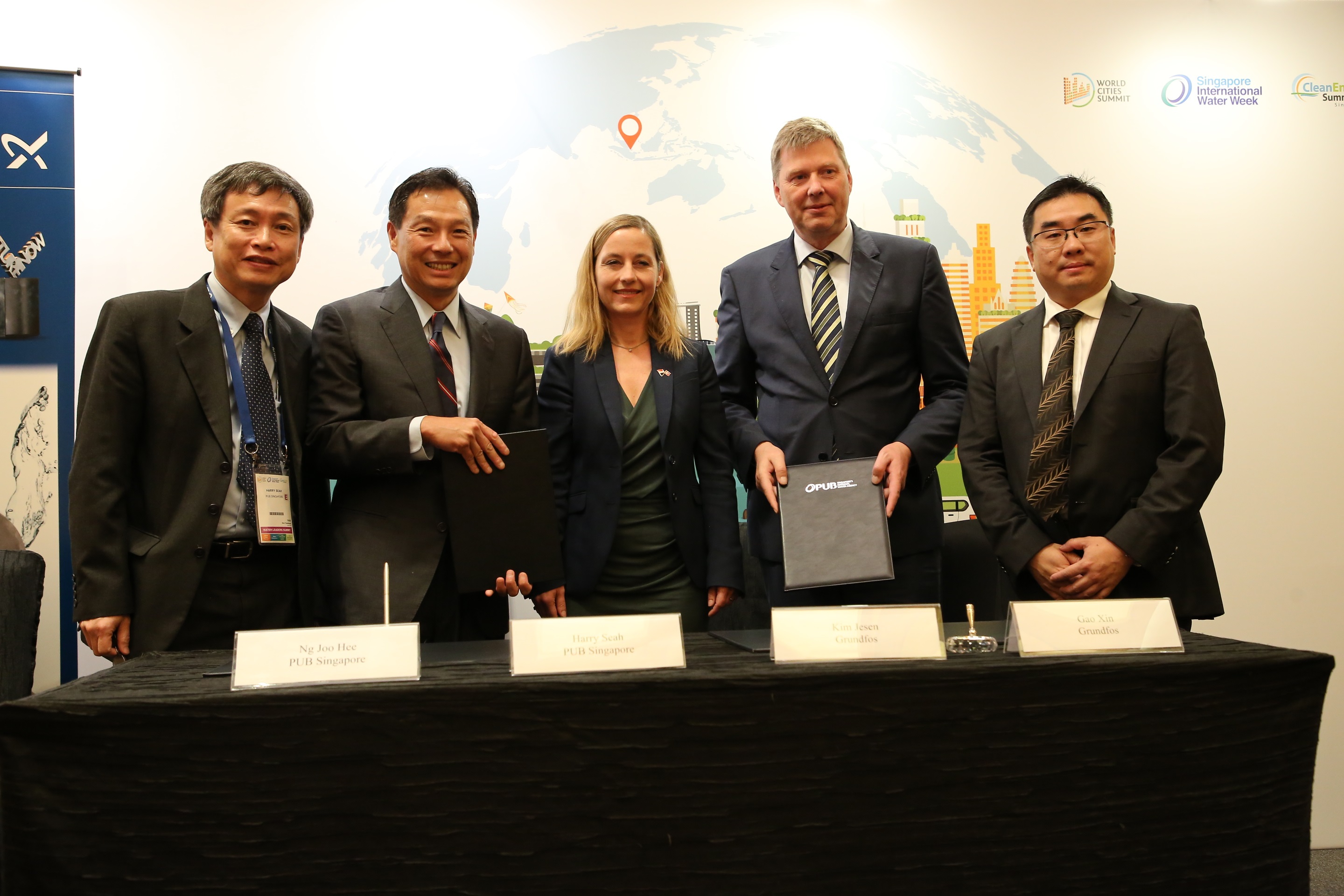 Grundfos and PUB sign an MoU to develop water technologies: (Left to right) PUB Chief Executive Ng Joo Hee; PUB Assistant Chief Executive Harry Seah; Danish Ambassador Her Excellency Dorte Bech Vizard; Grundfos Regional Managing Director Kim Jensen; and Grundfos Head of Innovation Hub Gao Xin.