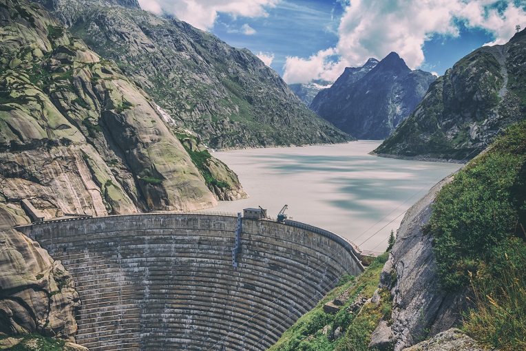 The Kraftwerke Oberhasli AG power plant (KWO) can generate energy on demand at any time using water dammed in the Grimselsee, 1909 m above sea level. (Image: Shutterstock)