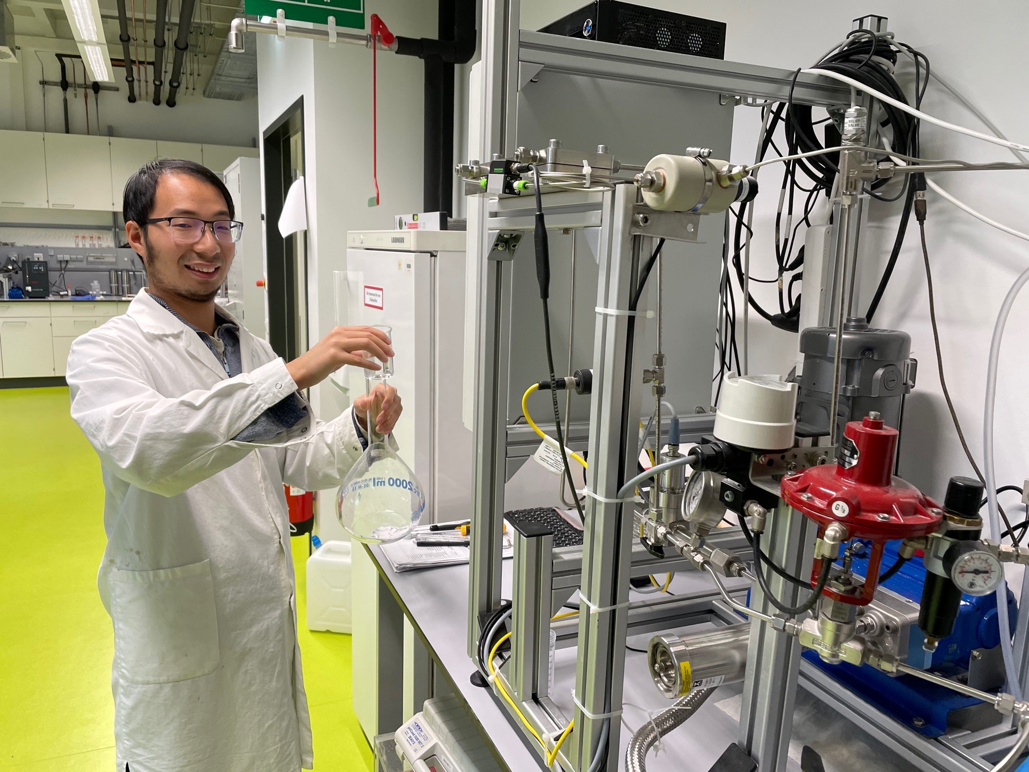 Yang-Hui Cai from the IAMT at KIT using a filtration experiment to investigate the efficacy of the naturally occurring osmotic backwash process for cleaning deposits. (Image: Andrea Schäfer, KIT)