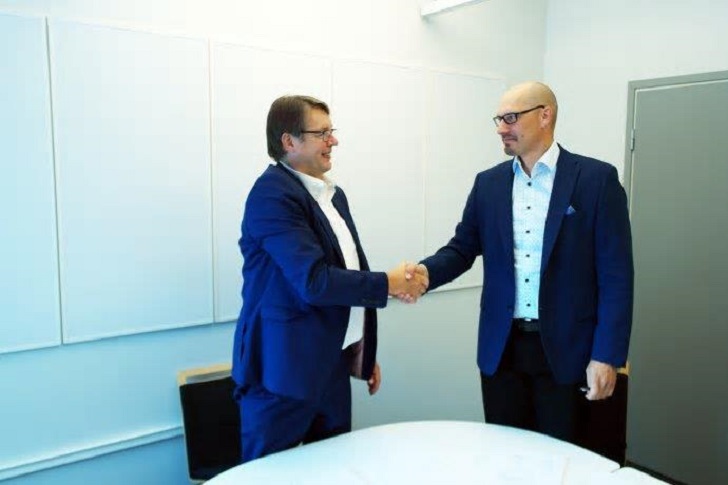 Jukka Koskela, CEO of Flowrox Oy, (left) and Markus Saloniemi, CEO of Polar-Automaatio (right).