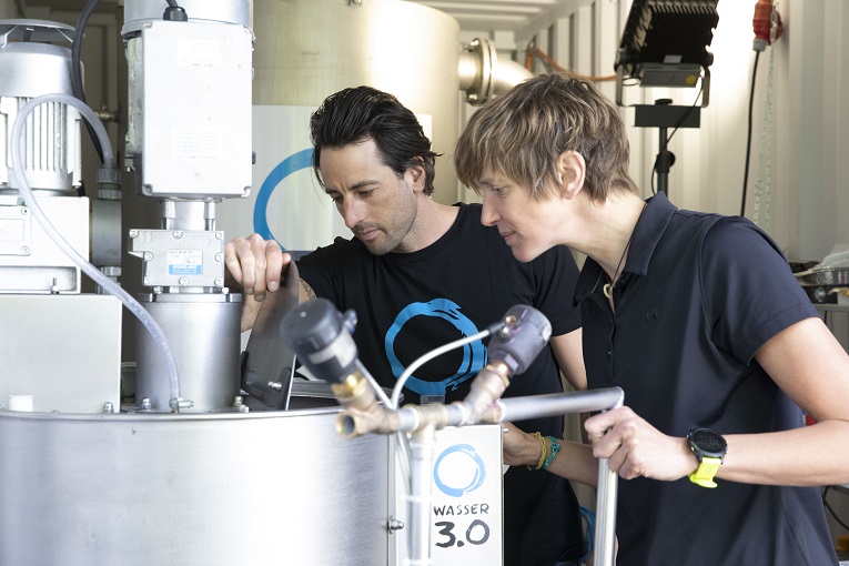 For water without microplastics and micropollutants: Research at Wasser 3.0. Left: Dennis Schober, Innovation & Transfer, right: Dr. Katrin Schuhen, inventor & managing director. (image: Wasser 3.0)