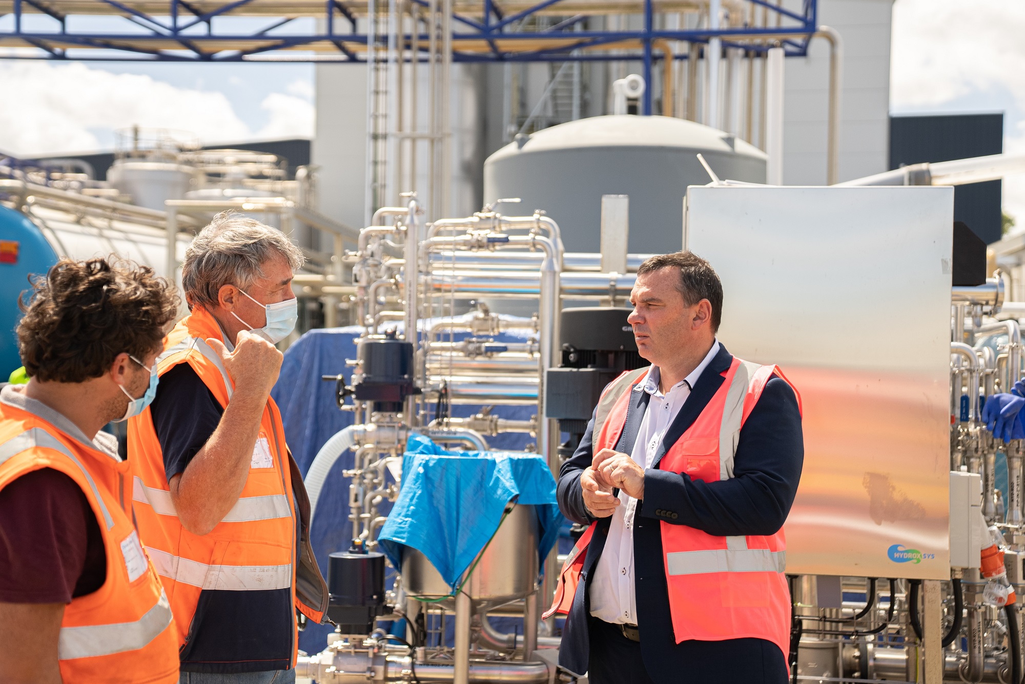 Chris Macbeth of NIG Nutritionals (right) checks the latest Hydroxsys readings.