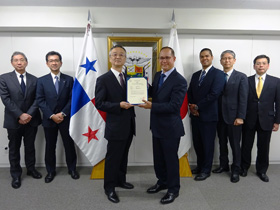 Ambassador Diaz of Panama presents the certificate