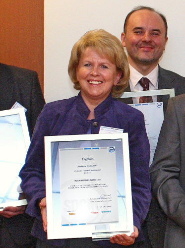 Beata Religa from Mann + Hummel Poland recieving the award for Best Manufacturer 2009 at the 4th Independent Aftermarket Conference in Warsaw
