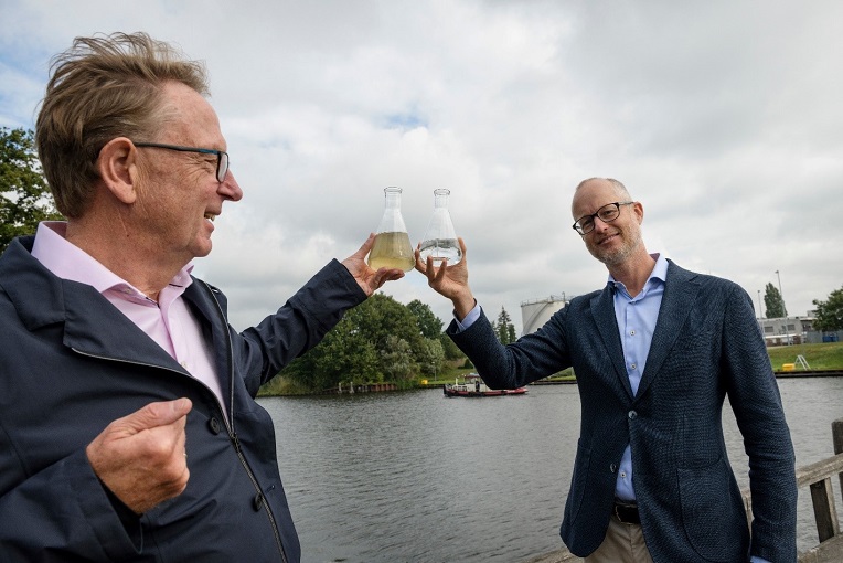 NX Filtration’s founder and CTO Erik Roesink (left) and CEO Michiel Staatsen (right) demonstrating the ability of its technology to remove colour and micropollutants from water in one single step.