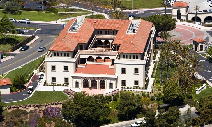 The Degheri Alumni Center, the administrative centre of the University of San Diego.