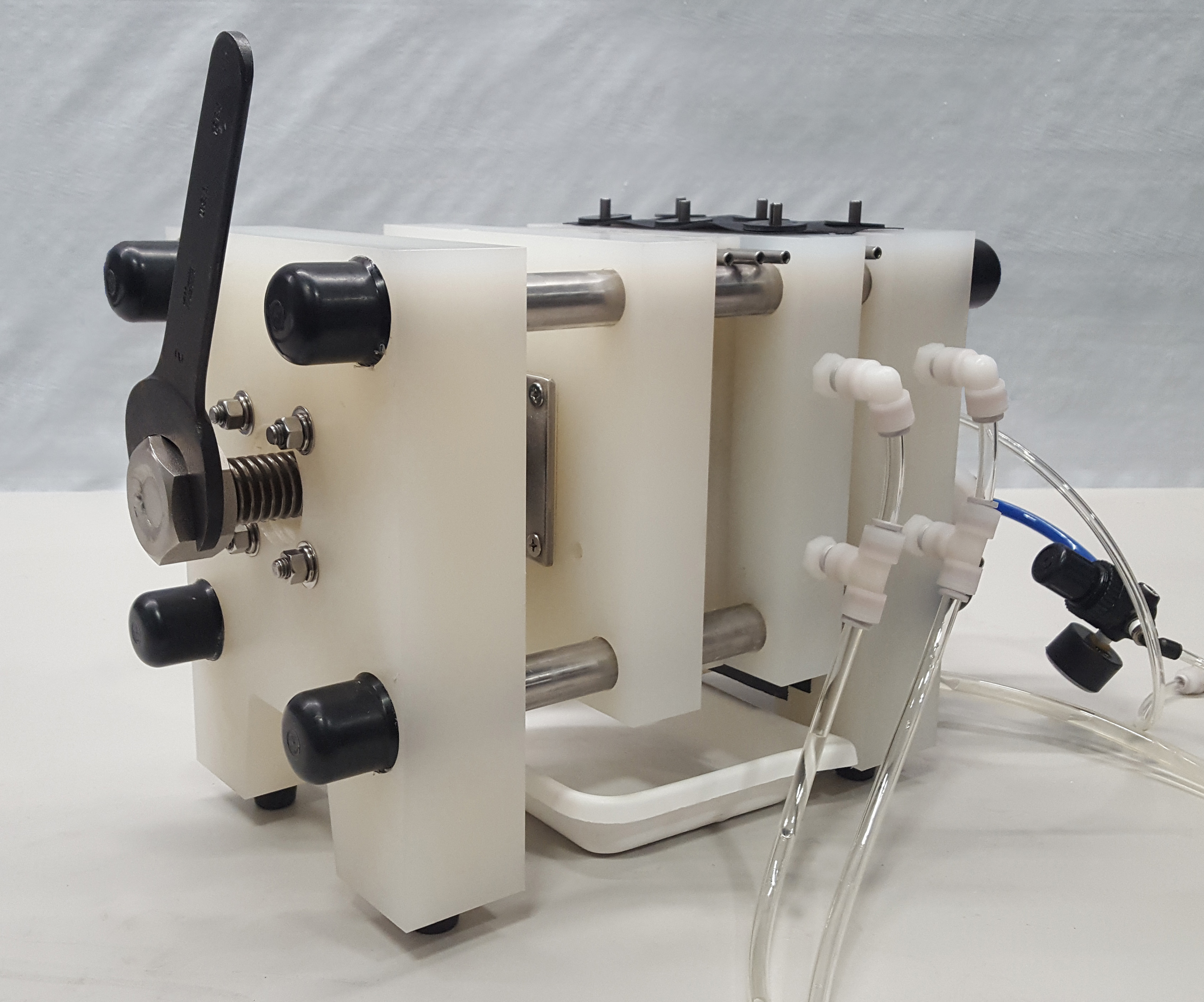 The MicroPress comes complete with a feed pump and a high-pressure manual air pump for the membrane squeeze.
