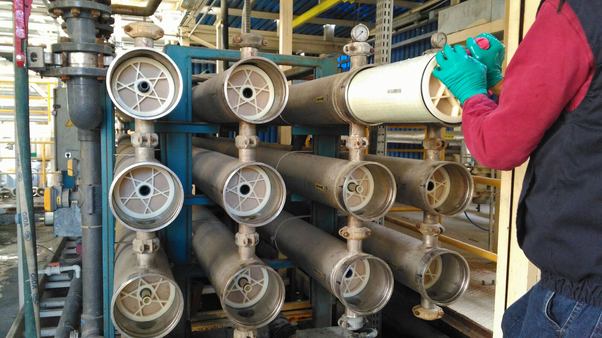 Pressure vessels in a reverse osmosis unit in Turkey are loaded with Lewabrane RO membrane elements from Lanxess. Photo: Burkut.