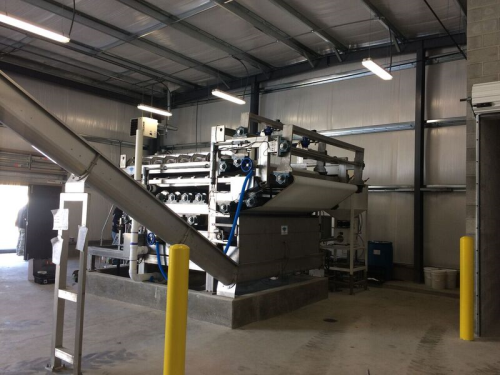 The customized belt press system combines a gravity drainage zone, a squeezing zone, and high-pressure shear zone.