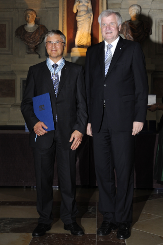 Dr. Christian Heinrich Sandler and Bavarian State Premier Horst Seehofer.
Source: Bayerische Staatskanzlei