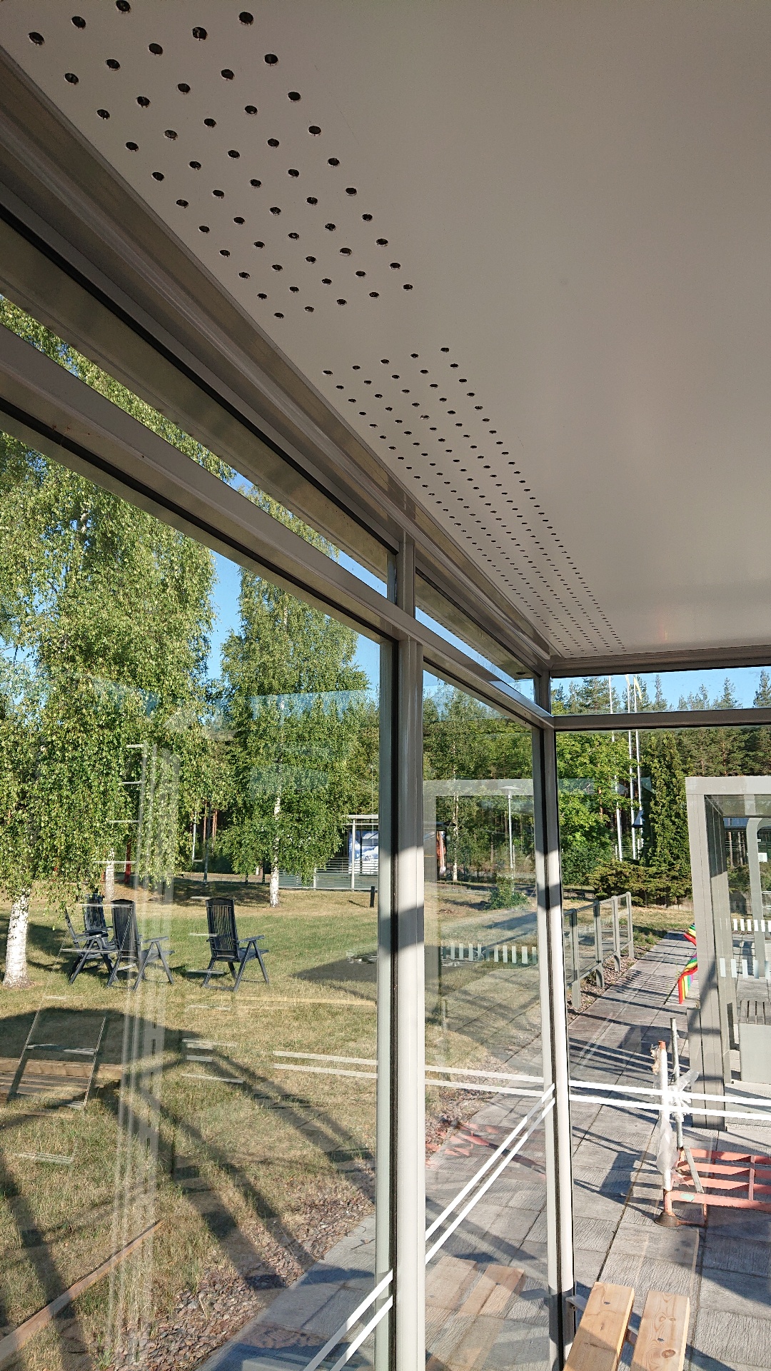 Camfil's CC 400 concealed air filters draw contaminated air into the roof of the bus shelter and purify the air by up to 85%.