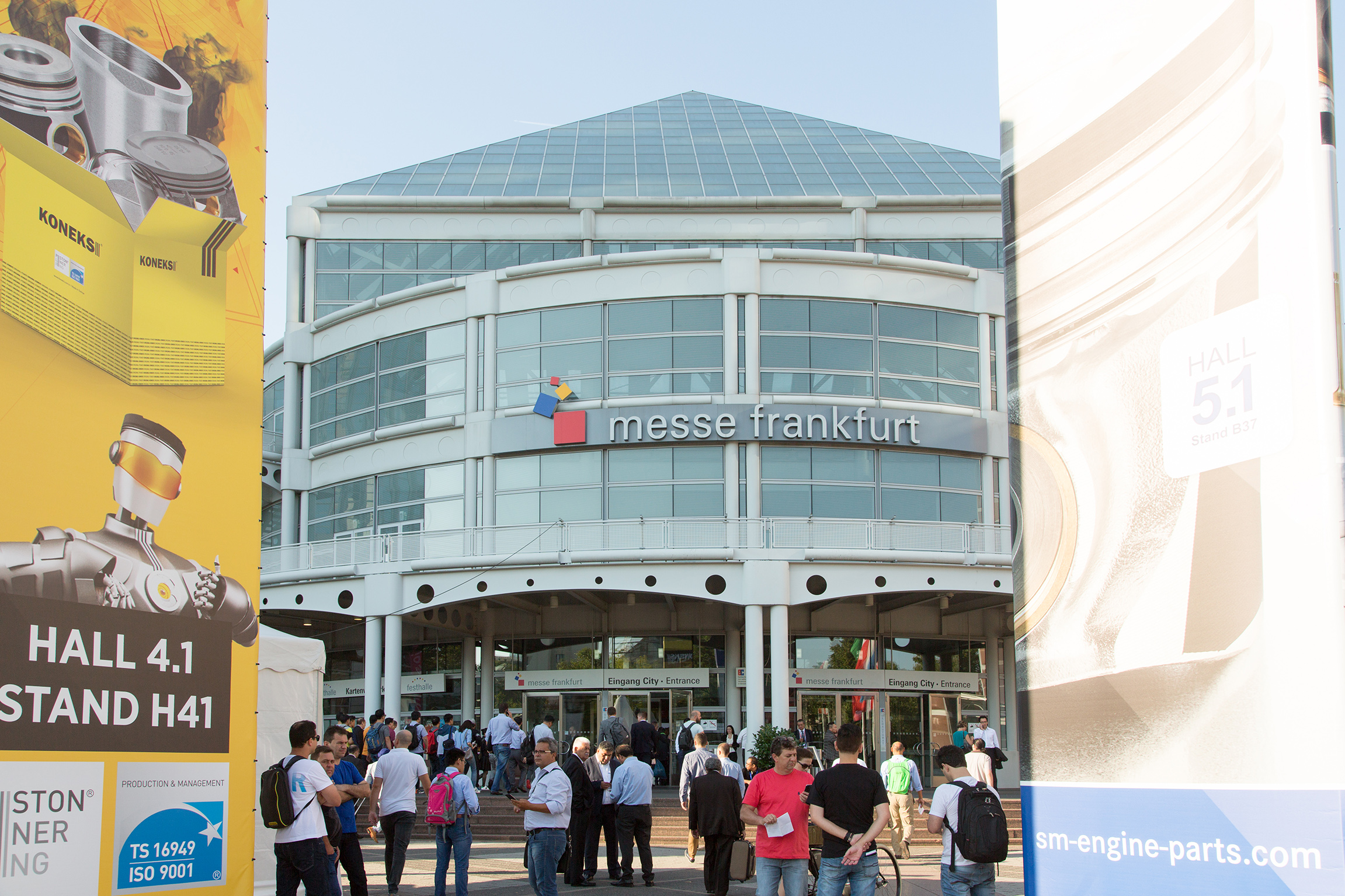 Visitors at Automechanika 2016. Image courtesy of Messe Frankfurt GmbH/Jochen Günther.