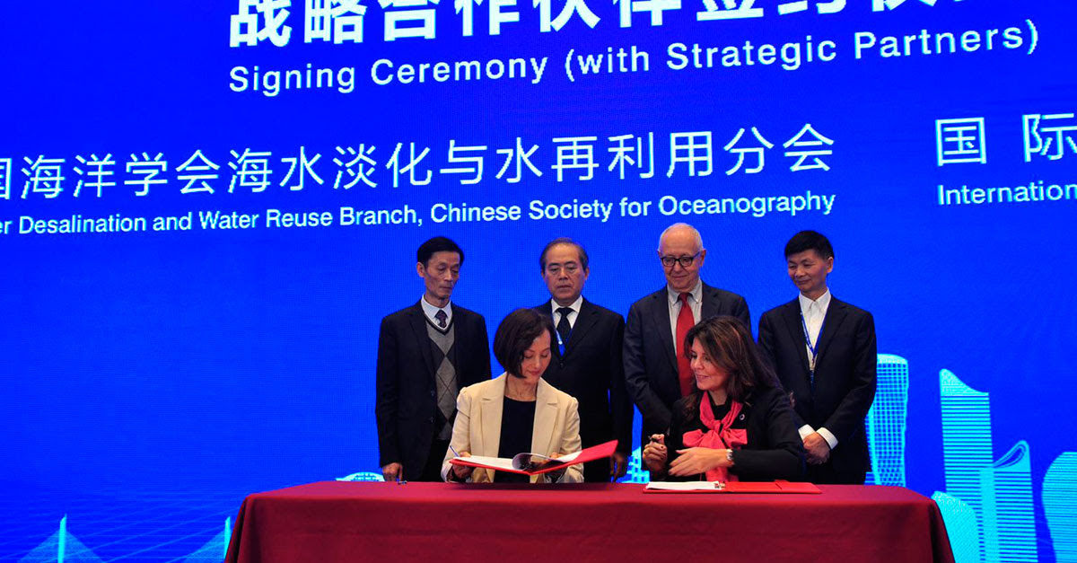 Officials from the IDA and the Chinese Society of Seawater Desalination and Water Reuse at the signing ceremony.