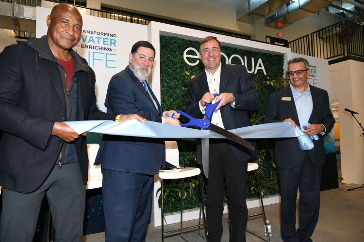 Ron Keating, Evoqua's CEO (centre right), was joined at the opening by the Mayor of Pittsburgh, William Peduto (centre left), Evoqua board member and Hall of Fame athlete Lynn Swann (left), and Evoqua’s chief growth officer Snehal Desai (right). (Photo: Business Wire).