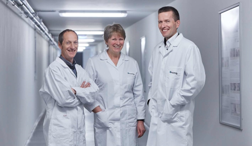 The ceramic membranes developed by Hannes Richter, Petra Puhlfürß und Ingolf Voigt (from the left) filter out dissolved organic molecules with a molar mass of only 200 Dalton. Thus industrial sewage water can be cleaned efficiently.