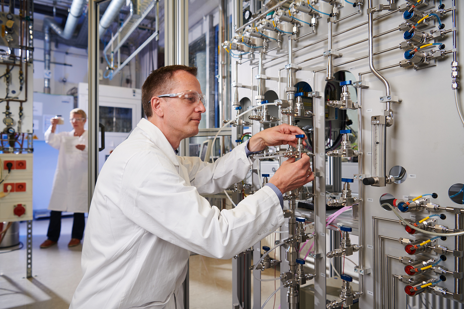 Researchers at Fraunhofer IWS use a multi-adsorption system to investigate the adsorption behaviour of competing gases to find suitable filter substances. (© Jürgen Jeibmann/Fraunhofer IWS)