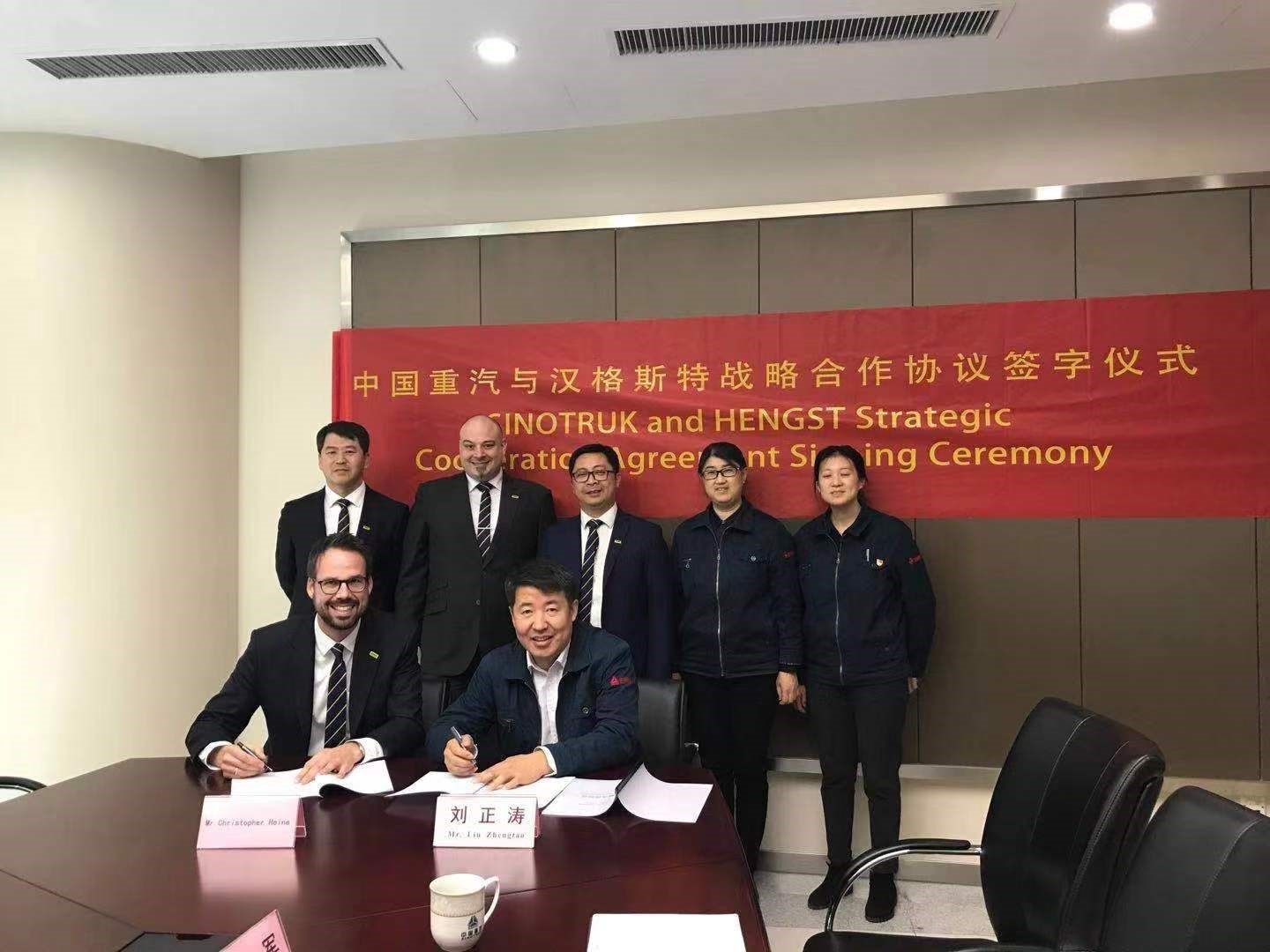 Signing of the strategic alliance agreement with Sinotruk.  Front row from left: Christopher Heine, CEO of Hengst SE and Liu Zheng Tao, vice general manager of Sinotruk.