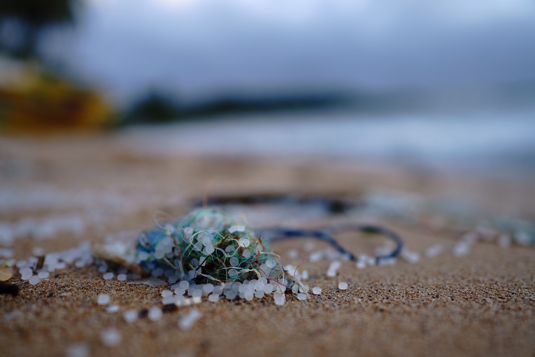 Whether in the sea, in the soil or in the air – microplastics pollute people and the environment. (image: Unsplash, Sören Funk)