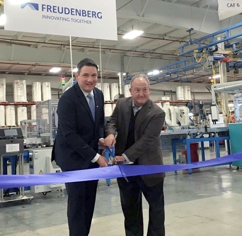 Dr Erek Speckert, Global VP of Operations, Freudenberg Filtration Technologies, and Barry Kellar, Global VP of Automotive Filter at the opening ceremony.