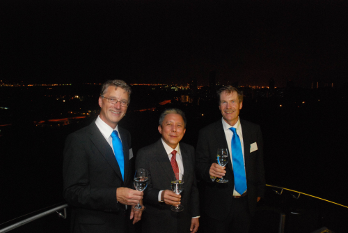 Martien den Blanken (PWN Executive Director), Chan Yoon Kum (PUB Assistant Executive Director) and Pieter Spohr, CEO of PWN Technologies officially toast the launch of PWN Technologies from the heights of Singapore