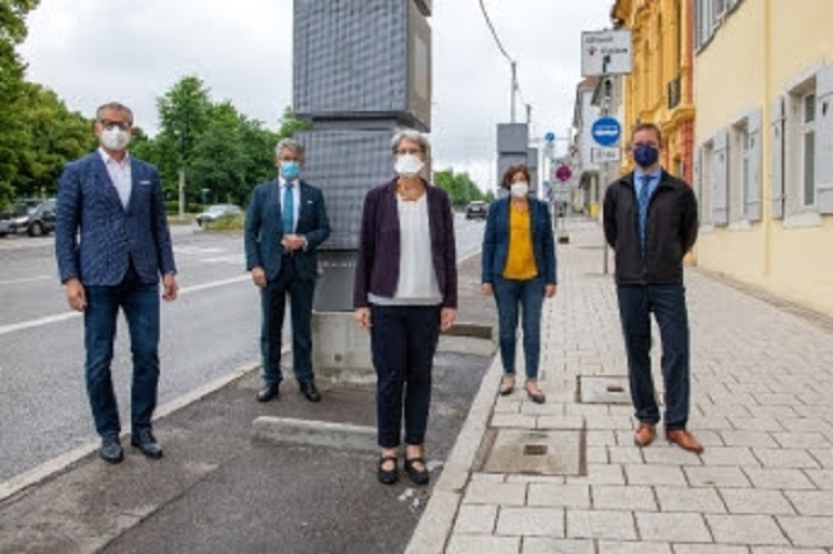 Local officials and Mann+Hummel representatives at the handover of the Filter Cubes in Ludwigsburg. (Image: Stadt Ludwigsburg/Christiana Kunz)