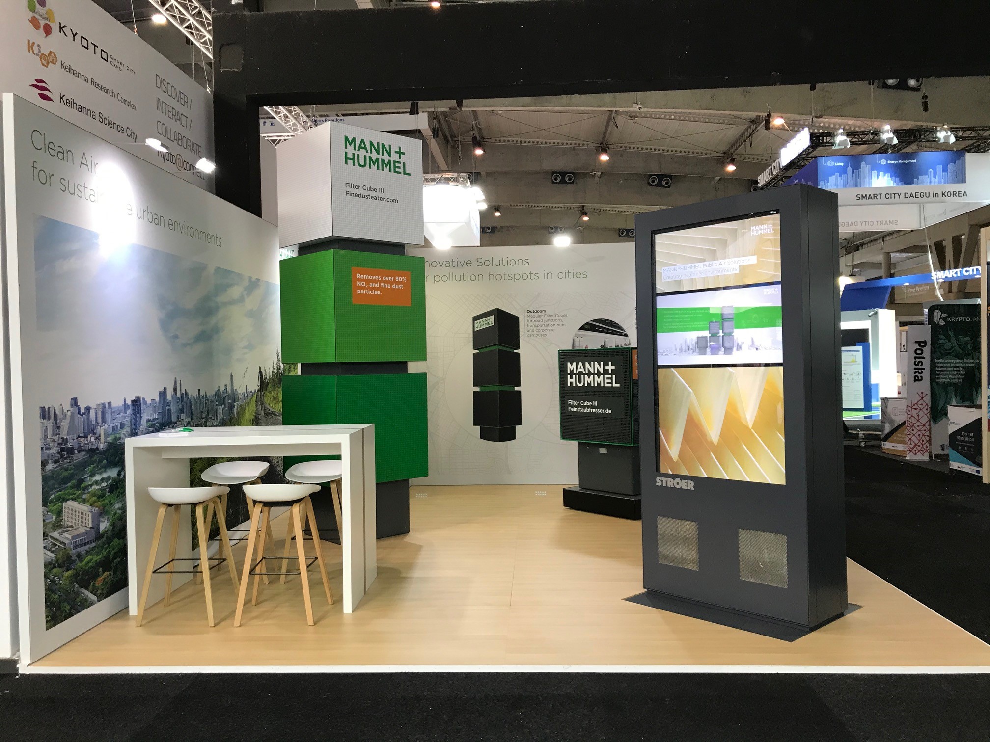 The Mann+Hummel stand at the recent Smart City Expo World Congress, where the digital screen with integrated filter made its debut.