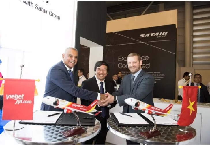 Signing of the deal at MRO Asia: (from left to right) Paul Lochab, CCO at Satair Group, Nguyen Duc Thinh, VP Technical at VietJet, and Steve O'Connor, VP Aerospace Asia at Pall Aerospace.